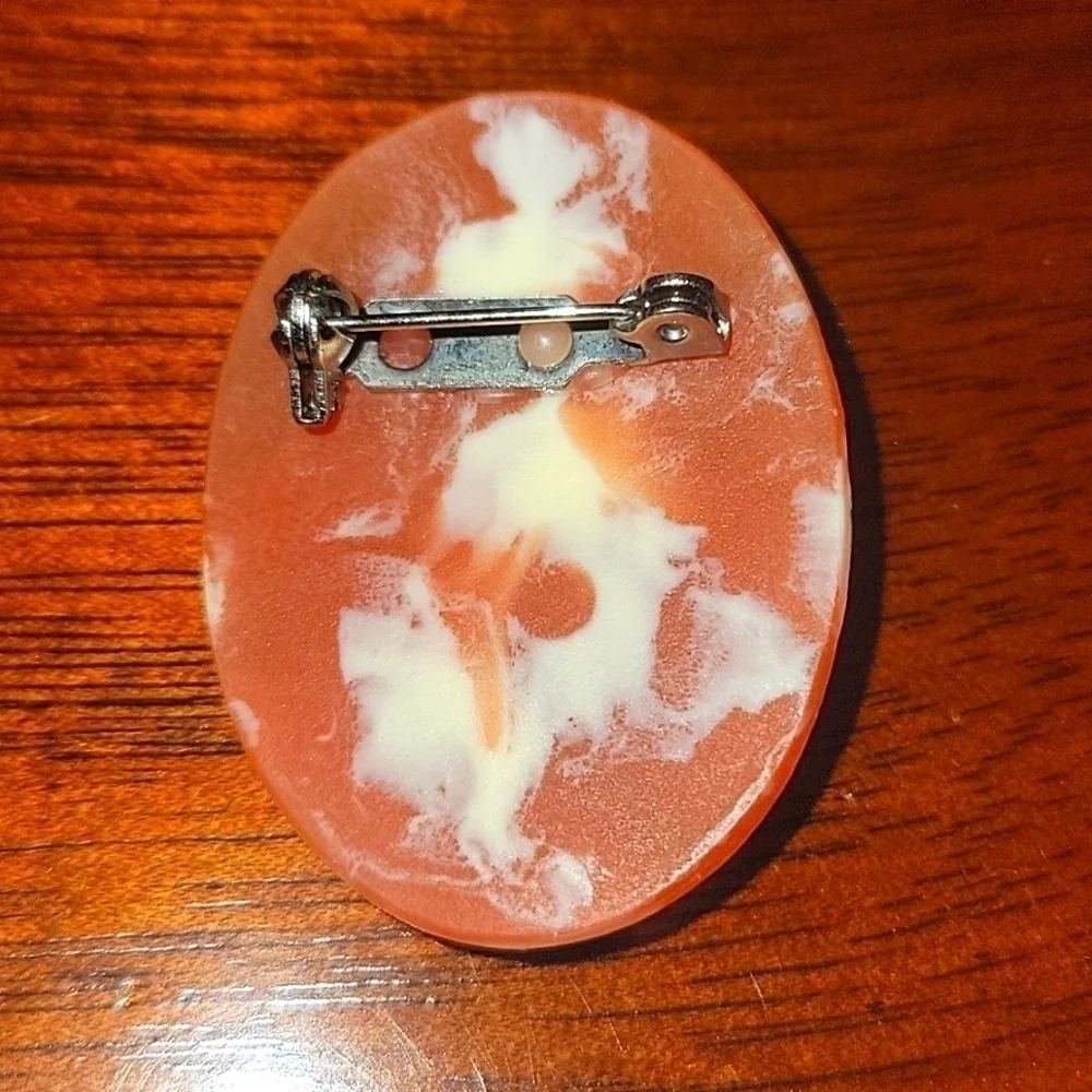 CAMEO Couple Lovers Brooch Vintage Cream and Apricot Colors